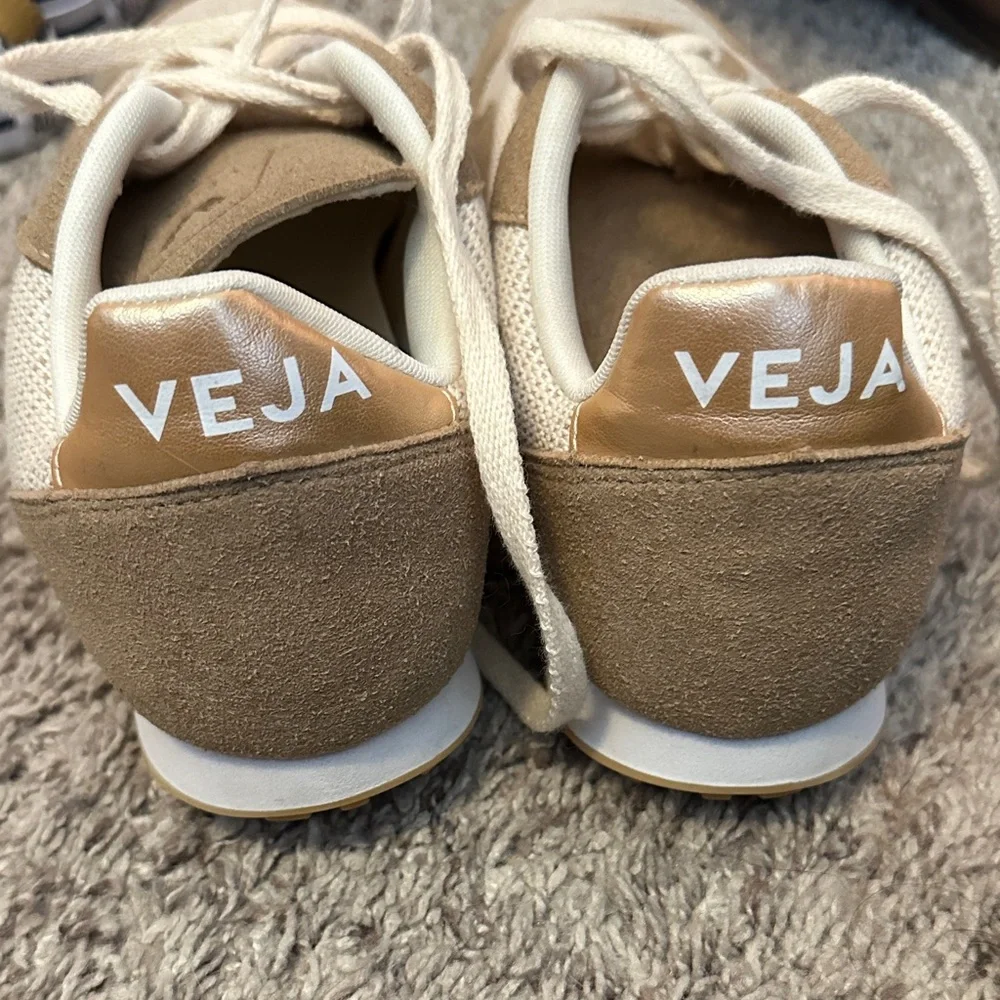 Veja Women's Beige & Cream Retro Runner Sneakers - Picture 3 of 3